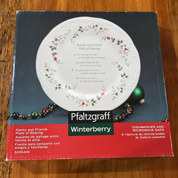 Pfaltzgraff winterberry plate new in box - Picture 5 of 8